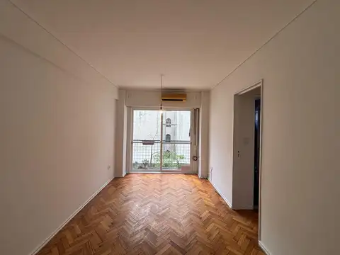 Depto. de 2 ambientes con balcon francés. Todo externo.
