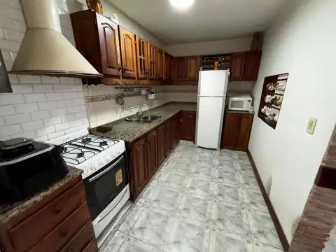 Casa 6 ambientes con 2 baños