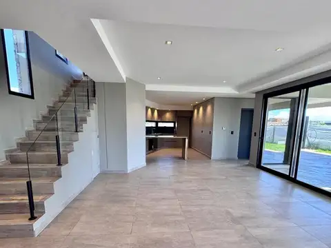 Casa en Alquiler con 4 cocheras