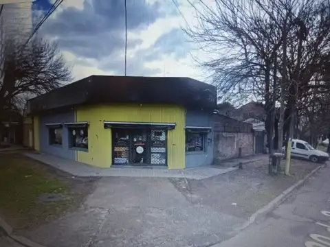 LOCAL EN ESQUINA 96 M2. LOCAL SOBRE BYNNON 260 M2.-