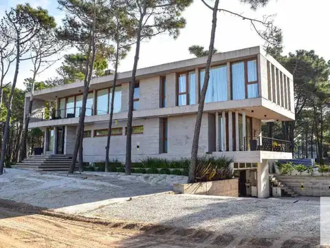 Casa en venta - 5 Dormitorios 5 Baños - Pinamar