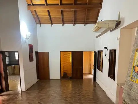 Casa en Alquiler con 3 cocheras