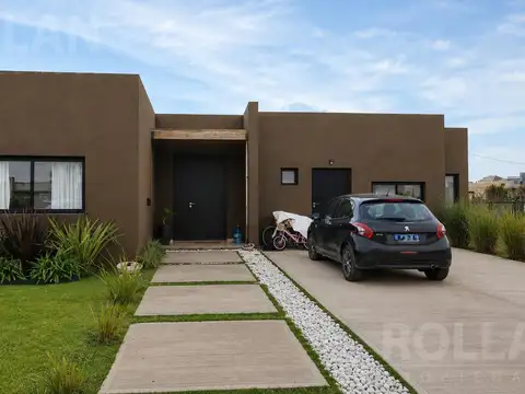 Casa de 1 planta con pileta 3 dorm + depend. /escritorio en Barrio El Ensueño.