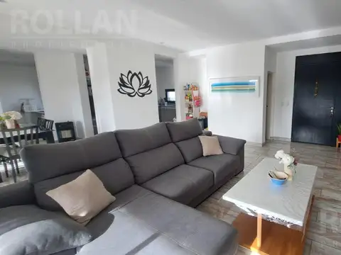 Casa de 1 planta con pileta 3 dorm + depend. /escritorio en Barrio El Ensueño.