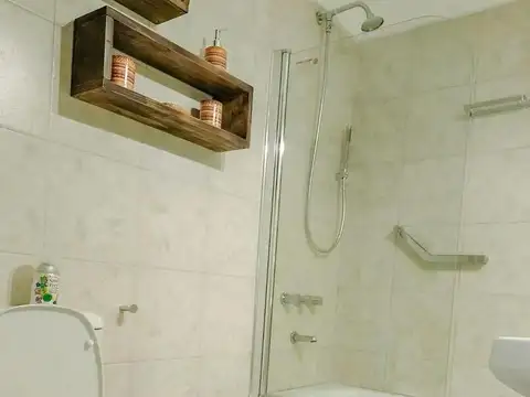 Benjamin Matienzo 3000, Piso 1