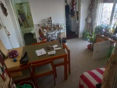 2 Ambientes al frente con balcon al este