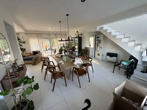 Casa 4 ambientes con 2 baños