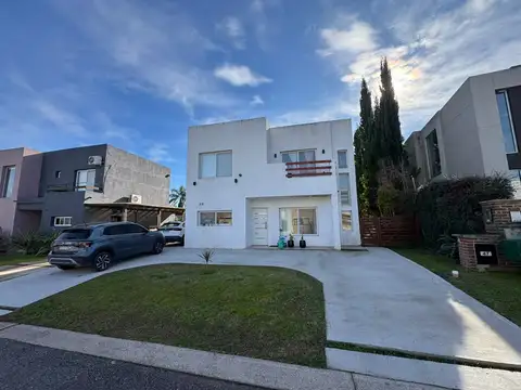 ALQUILER CASA EN DOS PLANTAS, EN BARRIO LOS TILOS, COMPLEJO LA CAÑADA