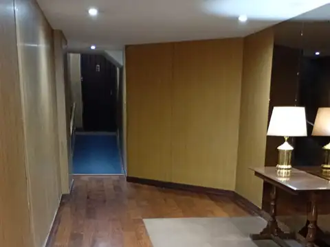 EXCELENTE 2 AMBIENTES C/FTE, CON BALCON, BAÑO Y TOILLETTE