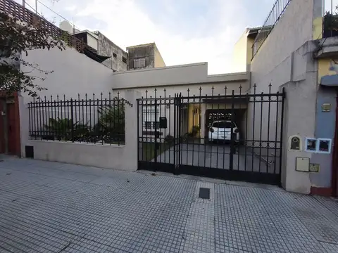 Casa en Venta 5 ambientes - Villa Pueyrredon - Parquizado y jardin al frente