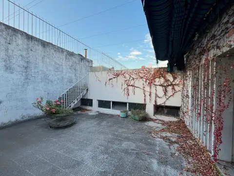 CASA AL FRENTE |COCHERA AMPLIA | 6 DORM | PATIO Y BALCÓN