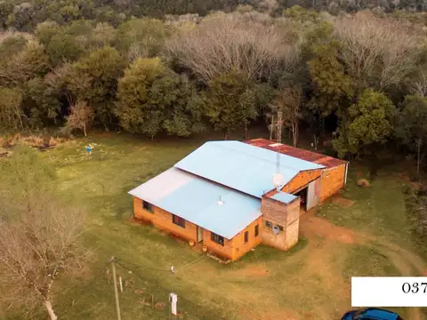 Casa en venta - 2 Dormitorios 1 Baño - Cocheras - 10.000Mts2 - Misiones