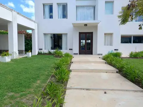 Casa en Alquiler con 2 cocheras