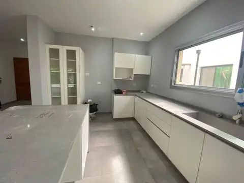 Casa 5 ambientes con 3 baños