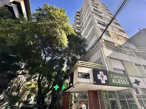 Sarmiento al 1200 y 3 de Febrero.  Av Pellegrini. Semipiso. Balcón. Frente. Facultades