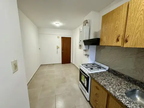 Departamento. Frente. Balcón. Sarmiento y 3 de Febrero. Reciclado. Calidad Ulanovsky