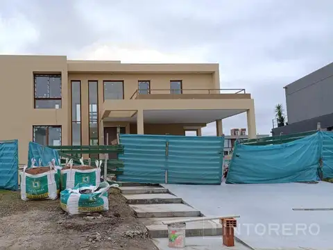 CASA EN VENTA DE 5 AMBIENTES CON PARQUE Y PILETA EN TERRALAGOS, EZEIZA