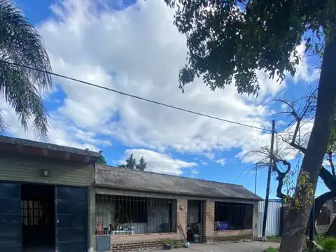 Venta de Casa a reciclar con patio grande en Soldini