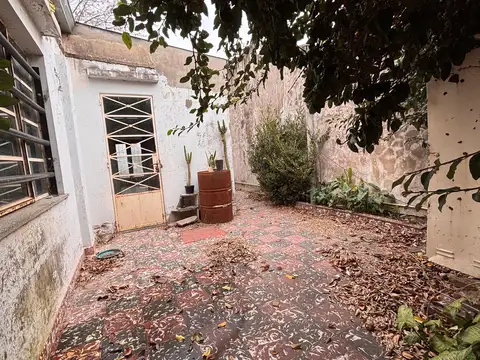 Casa a refaccionar. Lote propio. La Plata