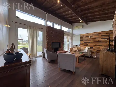 Casa en Venta con 2 cocheras