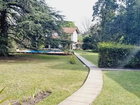 VENTA CASA 5 AMBIENTES EN LOTE DE 2.500M2, EN PARQUE LELOIR