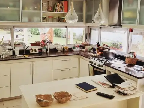 Casa 5 ambientes con 4 baños