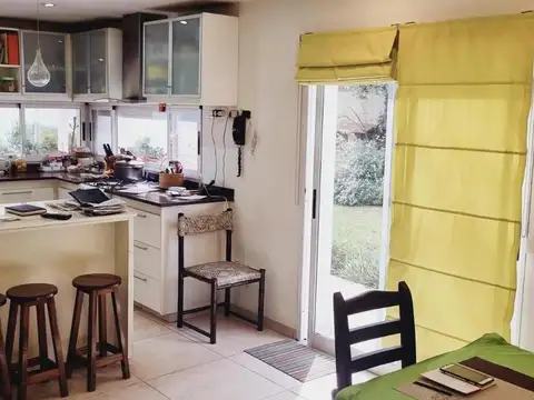 Casa en Venta con 10 cocheras