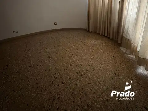 Casa en Alquiler con 2 cocheras