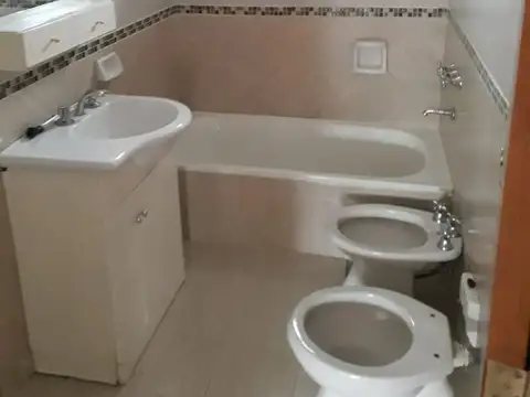 Casa 9 ambientes con 2 baños