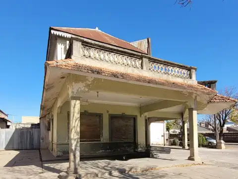 Casa 8 ambientes con 3 baños