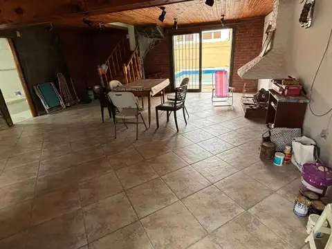 Chalet en 2 plantas con 2 dormis 2 baños y piscina, cocheras