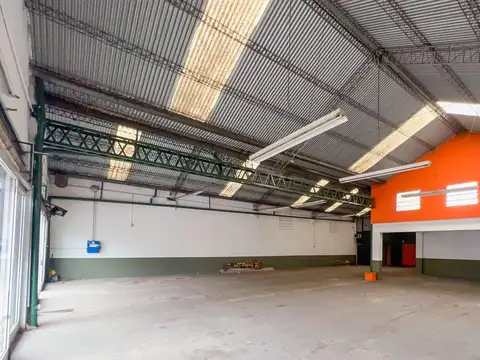 Excepcional Local comercial con 17mts de vidriera a la calle y con oficinas
