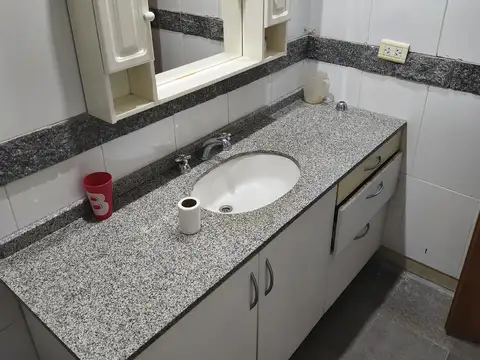 CONSULTORIOS / OFICINAS (7) + DEPARTAMENTO 2 AMBIENTES 9 de Julio 223 – Planta Alta (por escalera) – Avellaneda Centro