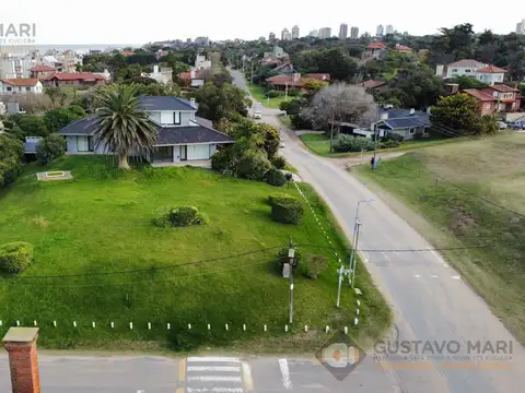 Casa única en su estilo en  zona norte de Pinamar (GOLF)