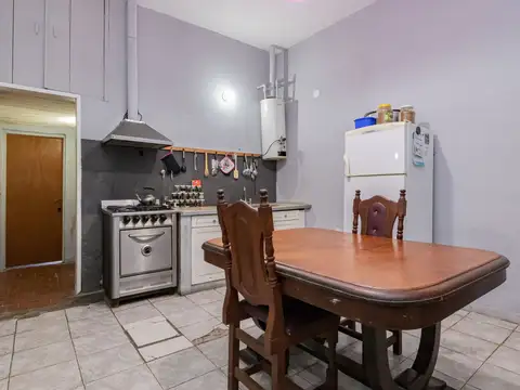 VENTA CASA 5 AMB + LOCAL + COCHERA  A REFACCIONAR
