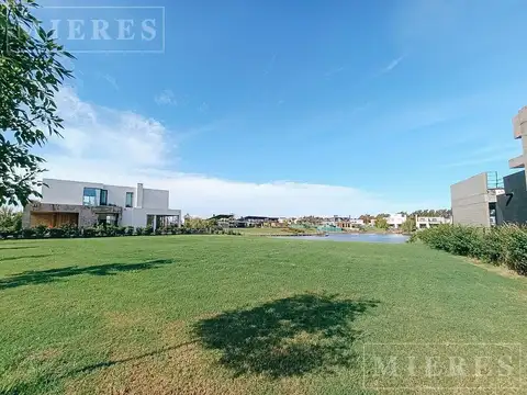 Lote a la laguna en venta en Barrio Carpinchos, Nordelta