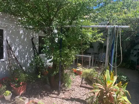 AMPLIO TIPO CASA 4 HABITACIONES CON FDO. LIBRE TOTAL 215 m2