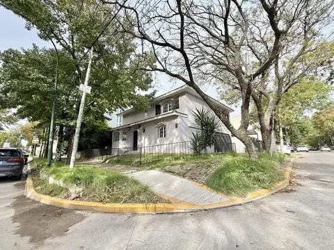 Casa en alquiler con jardin, pileta y parrilla en Martinez