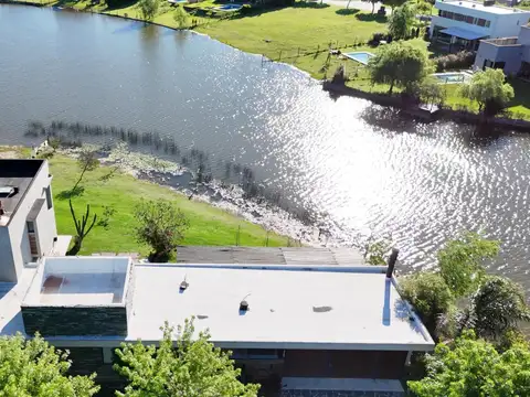 BCF. Casa a la laguna en El Cazal