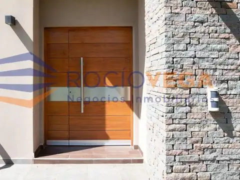 Casa en Alquiler con 3 cocheras