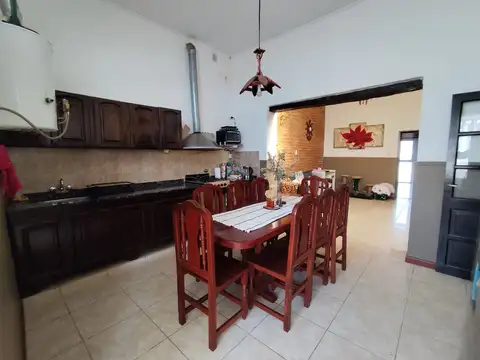 EN VENTA CASA 1 DORM C/GARAGE Y PATIO. BALLESTEROS