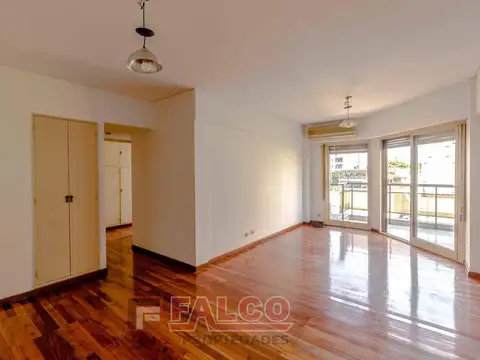 Semipiso de cuatro ambientes con espacio guardacoche