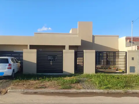 Casa de tres dormitorios. Estado: Impecable. Barrio: Portal de la Avenida - Campana