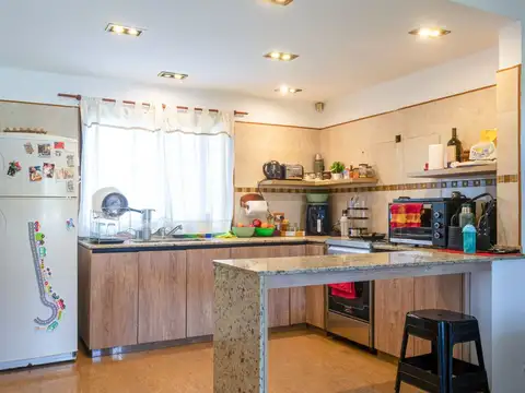 CASA 6 AMBIENTES VENTA EN SAN VICENTE CON PILETA