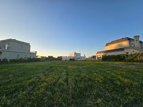 Venta Espectacular Lote a Laguna 1300 m2