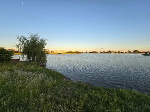 Venta Espectacular Lote a Laguna 1300 m2
