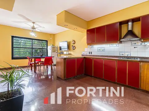 Casa en Venta con 3 cocheras