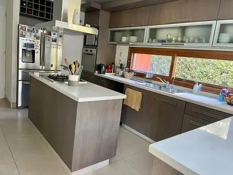 Casa 7 ambientes con 5 baños