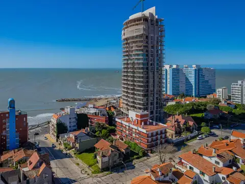 Importante Residencia de Patrimonio Histórico sobre dos lotes, en el excelente barrio Stella Maris.