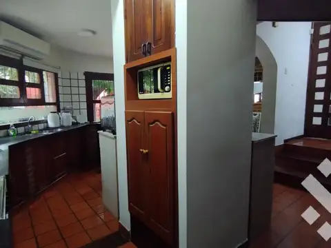 Casa 8 ambientes con 3 baños